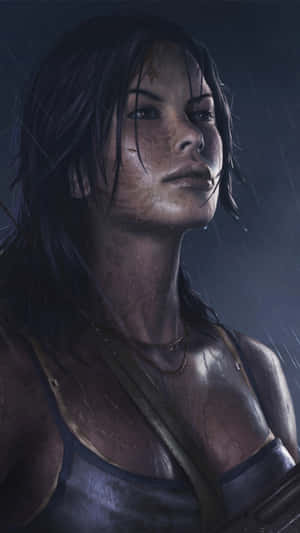 一個頭髮濕透、臉上沾滿污垢的堅定女人站在雨中。 — 古墓奇兵 壁紙