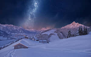 被雪覆蓋的山村，在星空下可見銀河。 — 冬季風景 壁紙