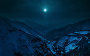 雪覆蓋的山谷，明亮的月亮和星空 — 酷 壁紙