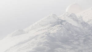霧天中帶有天文台圓頂的雪山。 — 白雪公主 壁紙