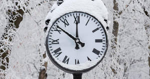 冬季森林中帶有羅馬數字的雪覆蓋時鐘 — 時鐘 壁紙