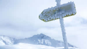 雪覆蓋的山景中的雪覆蓋路標 — 冬季風景 壁紙