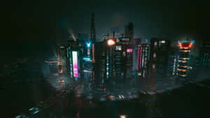 夜晚的未來城市天際線，有發光的霓虹招牌和雨 — 電馭叛客2077 壁紙