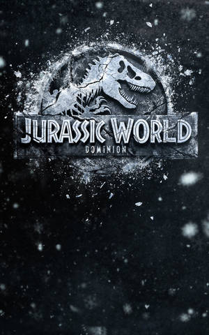 Jurassic World Dominion 電影標誌，咆哮的暴龍頭部破石而出。 — Galaxy Tab S9 壁紙