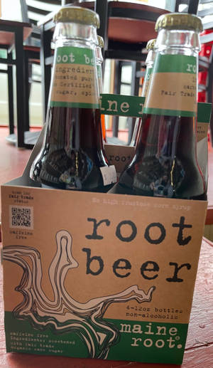木桌上的Maine Root根汁啤酒瓶六連包。 — 啤酒 壁紙
