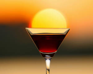 夕陽背景下的紅色飲料馬丁尼杯 — 日落 壁紙