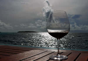 日落時分，海邊木甲板上的一杯紅酒。 — 葡萄酒 壁紙