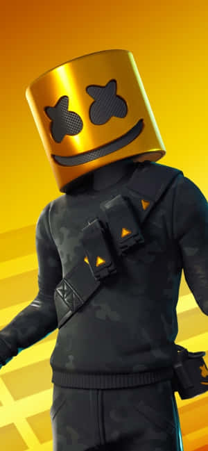 Fortnite 角色戴著金色微笑頭盔和迷彩服，背景為黃色。 — Galaxy A27 壁紙