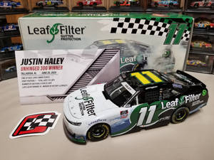 帶有Leaf Filter品牌和格子旗貼紙的NASCAR賽車模型。 — 霓虹車 壁紙