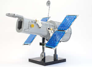 LEGO哈伯太空望遠鏡模型，帶有藍色太陽能板和太空人公仔。 — 樂高 壁紙