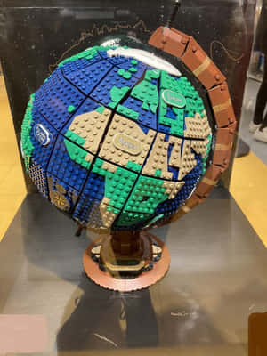 展示支架上帶有標籤大陸的LEGO地球儀 — 樂高旋風忍者 壁紙