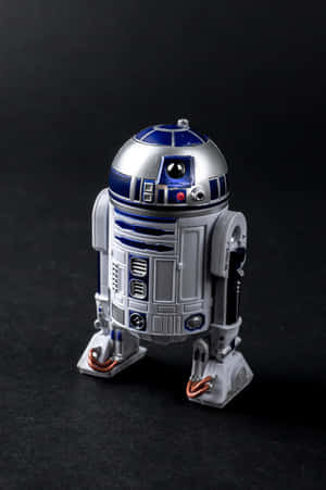 一個詳細的R2-D2玩具機器人模型，放置在深色表面上。 — Huawei MatePad 11.5 (2026) 壁紙