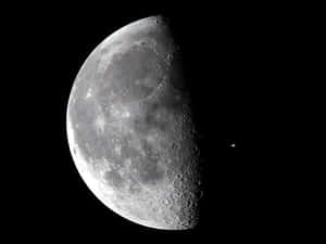 在黑暗的星空中，可見隕石坑的半個月亮。 — 月夜星空 壁紙