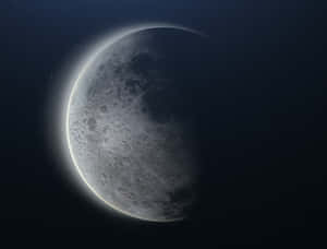 彎月，發光邊緣和隕石坑，繁星夜空。 — 月光 壁紙