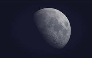 彎月，在黑暗太空背景上可見隕石坑。 — 月夜星空 壁紙