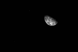 黑暗夜空中的彎月與微弱的星星 — 月光 壁紙