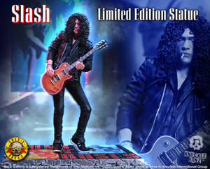 Slash 公仔在舞台上拿著吉他，有煙霧和樂隊標誌 — 抽菸 壁紙