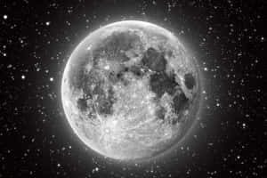 滿月上的隕石坑和月海在繁星點點的夜空中閃耀。 — 月亮與星星 壁紙