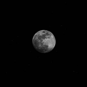 滿月帶有隕石坑和月海，背景是繁星點點的夜空 — 月光 壁紙