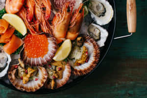 新鮮海鮮拼盤，包含蝦、生蠔、扇貝和鮭魚卵，放在冰上。 — 海鮮 壁紙