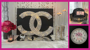 Chanel 標誌藝術品，搭配蠟燭和品牌裝飾，置於白色毛絨表面上。 — 香奈兒標誌 壁紙