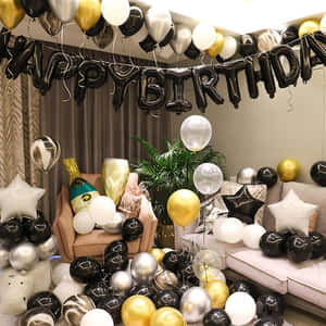黑色、金色和白色的氣球裝飾客廳以舉辦生日派對。 — 客廳 壁紙