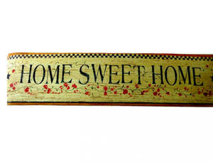質樸木製 home sweet home 標誌，帶有紅色花朵和格子邊框。 — 甜蜜的家 壁紙