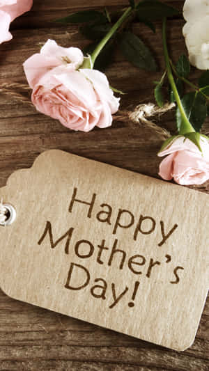 Happy Mother's Day 標籤，帶有粉紅色和白色玫瑰，木質背景 — 高對比 壁紙