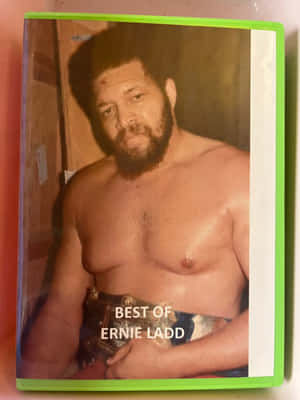 摔角手 Ernie Ladd 手持冠軍腰帶的肖像。 — 運動 壁紙