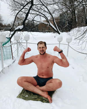 男子坐在雪中繃緊肌肉，穿短褲 — 雪 壁紙