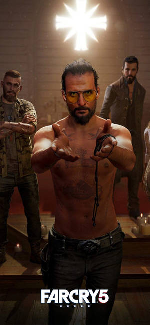 一個肌肉發達、有刺青和戴黃色眼鏡的男人，在發光的十字架下，與持槍男子一起站在昏暗的房間裡。 — iPhone 16e 壁紙