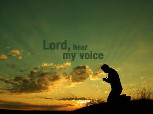 日落時跪地祈禱的人，附有文字 Lord hear my voice — 日落 壁紙