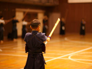 小男孩在室內用木劍練習武術。 — 運動 壁紙