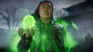 身穿盔甲的男人在霧氣瀰漫的墓地中手持發光綠色頭骨 — 鬼殺隊 善逸 壁紙