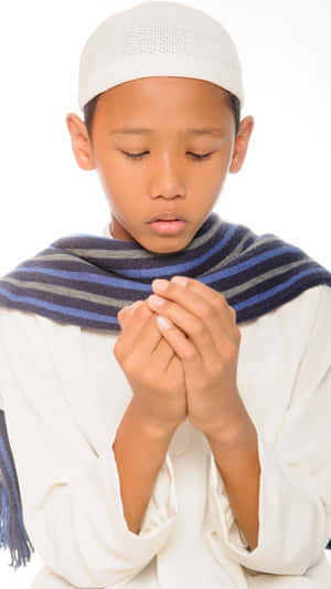 祈禱中的小男孩，雙手合十，閉著眼睛，戴著白色頭巾和藍色圍巾。 — 男孩 壁紙