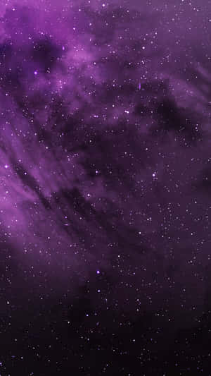 充滿閃爍星星和黑暗宇宙雲的紫色宇宙星雲。 — 紫色 iPhone 壁紙