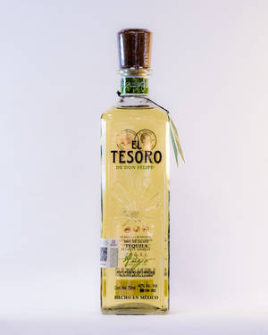 一瓶帶有軟木塞和綠色標籤的 El Tesoro de Don Felipe 龍舌蘭酒。 — 4:5 壁紙