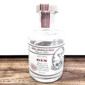 一個 St George Dry Rye Gin 酒瓶放在木桌上。 — 品牌 壁紙