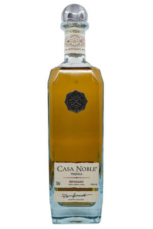 Casa Noble Reposado龍舌蘭酒瓶，帶有銀色瓶蓋和琥珀色液體。 — 尖叫旅社變形記 壁紙