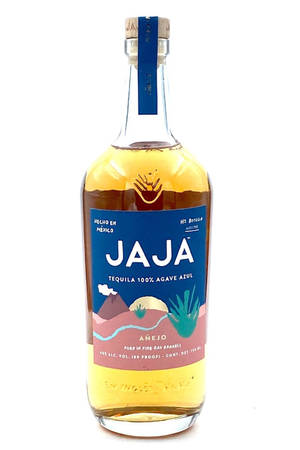 一瓶帶有沙漠主題標籤的Jaja Añejo龍舌蘭酒。 — 2:3 壁紙