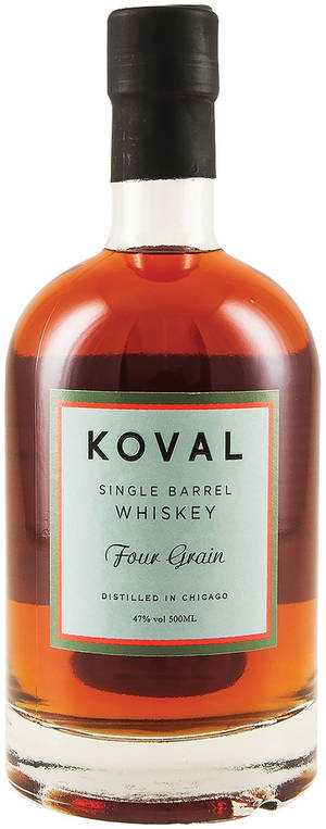 Koval Single Barrel Four Grain Whiskey瓶，琥珀色液體和黑色瓶蓋。 — 美國 壁紙