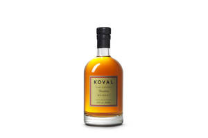 一瓶Koval Single Barrel Bourbon威士忌，帶有琥珀色液體和黑色瓶蓋，置於白色背景上。 — 美國 壁紙