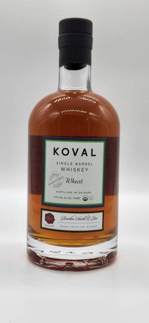 一瓶Koval Single Barrel Wheat Whiskey，琥珀色液體和黑色瓶蓋。 — 美國 壁紙