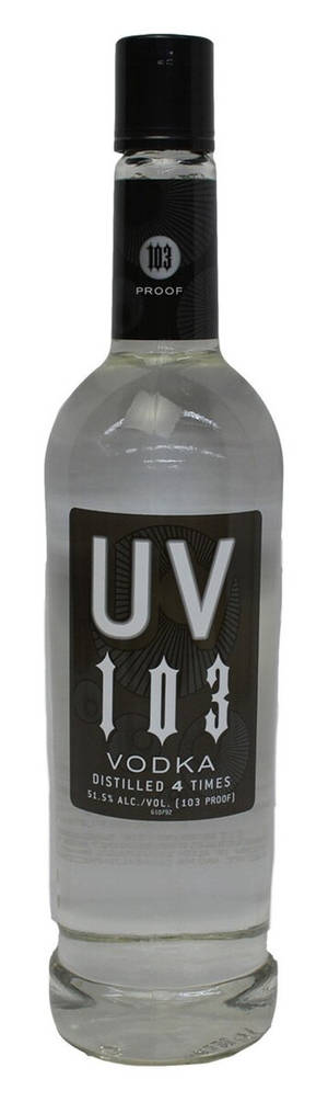 透明伏特加瓶，標有UV 103，黑色瓶蓋和標籤。 — 高清 壁紙