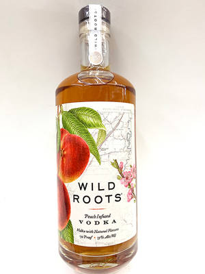 一瓶Wild Roots Peach Infused Vodka，標籤上有水果插圖。 — 3:4 壁紙