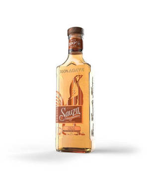 Sauza Blue 100% Agave Añejo 龍舌蘭酒瓶，帶有琥珀色液體和裝飾性標籤。 — 金色動態 壁紙