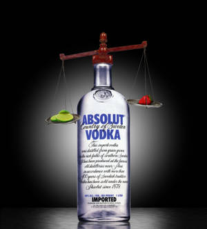 Absolut Vodka酒瓶與秤，上面有萊姆和草莓，背景深色。 — Vivo X Fold3 壁紙