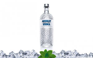 Absolut伏特加酒瓶被冰和薄荷葉包圍，白色背景 — 冰 壁紙