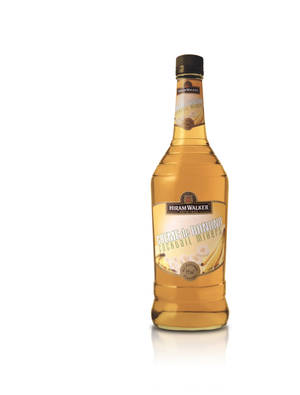 Hiram Walker Creme de Banana雞尾酒調和瓶，帶有金色液體和香蕉圖形。 — 果汁世界 4K 壁紙