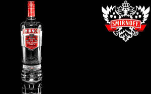 Smirnoff伏特加酒瓶連標誌在黑色背景上 — 標誌 壁紙